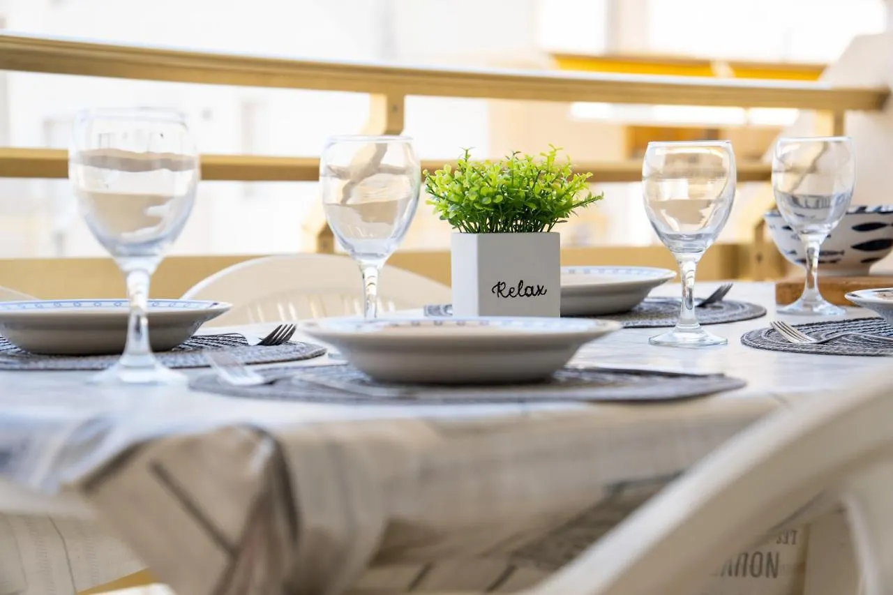 1ºlineamar-2Room-Novelty-Piscina-Wifi-Portaventura7 Салоу